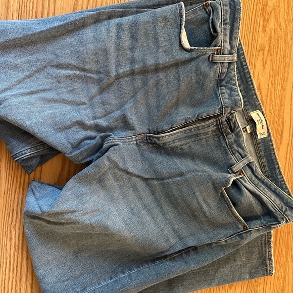 Abercrombie Curve Love High Rise Mom Jeans - Picture 3 of 6